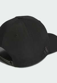 Zwarte pet met een gestructureerd ontwerp, gemaakt van gladde stof. Heeft een gebogen klep en een reliëflogo aan de zijkant. Verstelbare achtersluiting.