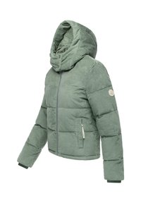 Grønn pufferjakke med teksturert stoff, hette, sidelommer og elastiske mansjetter. Har et logomerke på venstre arm.
