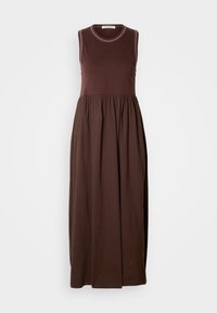 Καφέ μακρύ φόρεμα χωρίς μανίκια με στρογγυλή λαιμόκοψη, σούρες στη μέση και διακριτικές λευκές ραφές κατά μήκος των ραφών των ώμων. Μαλακό βαμβακερό ύφασμα.