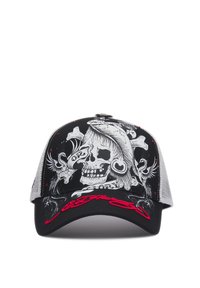 Gorra negra de béisbol con parte trasera de malla gris, que presenta un gráfico de calavera blanca, bordado rojo y diseños intrincados de huesos y corazones.