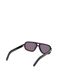 Czarne okulary przeciwsłoneczne z prostokątnymi oprawkami, fioletowymi soczewkami i smukłymi zausznikami. Charakterystyczne detale to złote akcenty na zawiasach.