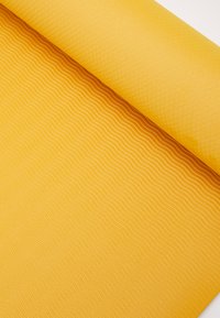 Casall MAT ESSENTIAL BALANCE 4MM - Prostirka za jogu - sunset yellow