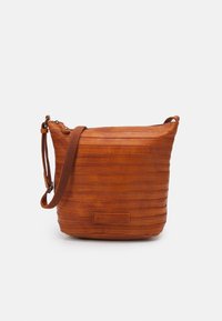 Bruine leren crossbodytas met geaderde horizontale strepen, ritssluiting en verstelbare riem. Eenvoudig logo label aan de voorkant.