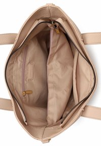 Beżowa torba na ramię ze skóry z teksturowanym wykończeniem. Przestronne wnętrze wyłożone tkaniną, zawiera jedną kieszeń na zamek oraz wiele przegródek do organizacji.
