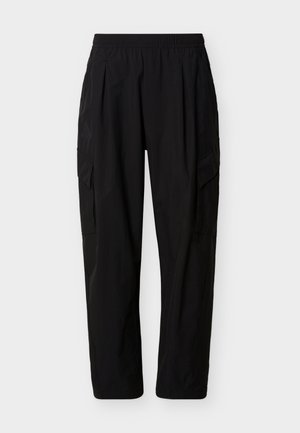 Černé nákladní kalhoty s elastickým pasem a bočními kapsami s klopami, rovný střih nohavic, zobrazené na jednoduchém světlém pozadí.