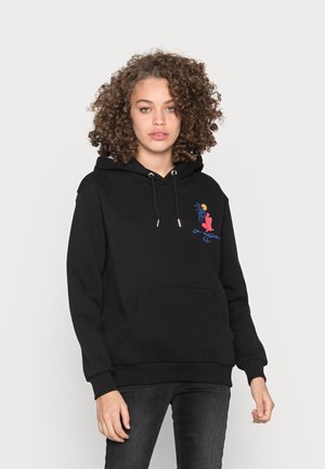 Sweatshirt preto com um bolso frontal, capuz ajustável por cordão e um design bordado com palmeiras e uma figura em cores vibrantes.