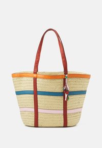 Torebka z plecionej słomy z szerokim, otwartym wierzchem. Posiada pomarańczowe, niebieskie i różowe paski oraz dwa czerwone skórzane uchwyty. Zawiera dekoracyjne frędzle.