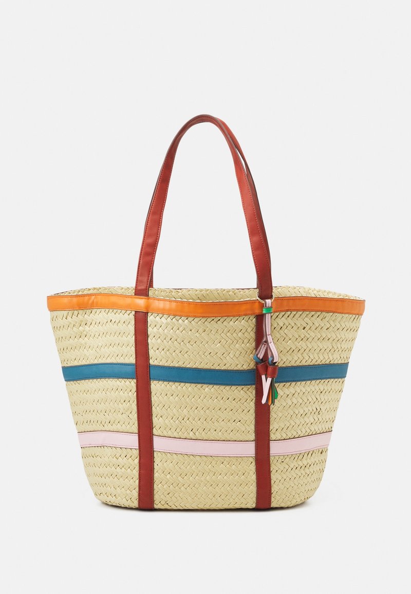 Torebka z plecionej słomy z szerokim, otwartym wierzchem. Posiada pomarańczowe, niebieskie i różowe paski oraz dwa czerwone skórzane uchwyty. Zawiera dekoracyjne frędzle.