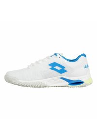Zapatilla deportiva blanca con una superficie texturizada, acentos azules y una suela acolchada. Presenta una parte superior con patrón y un talón redondeado para mayor estabilidad.