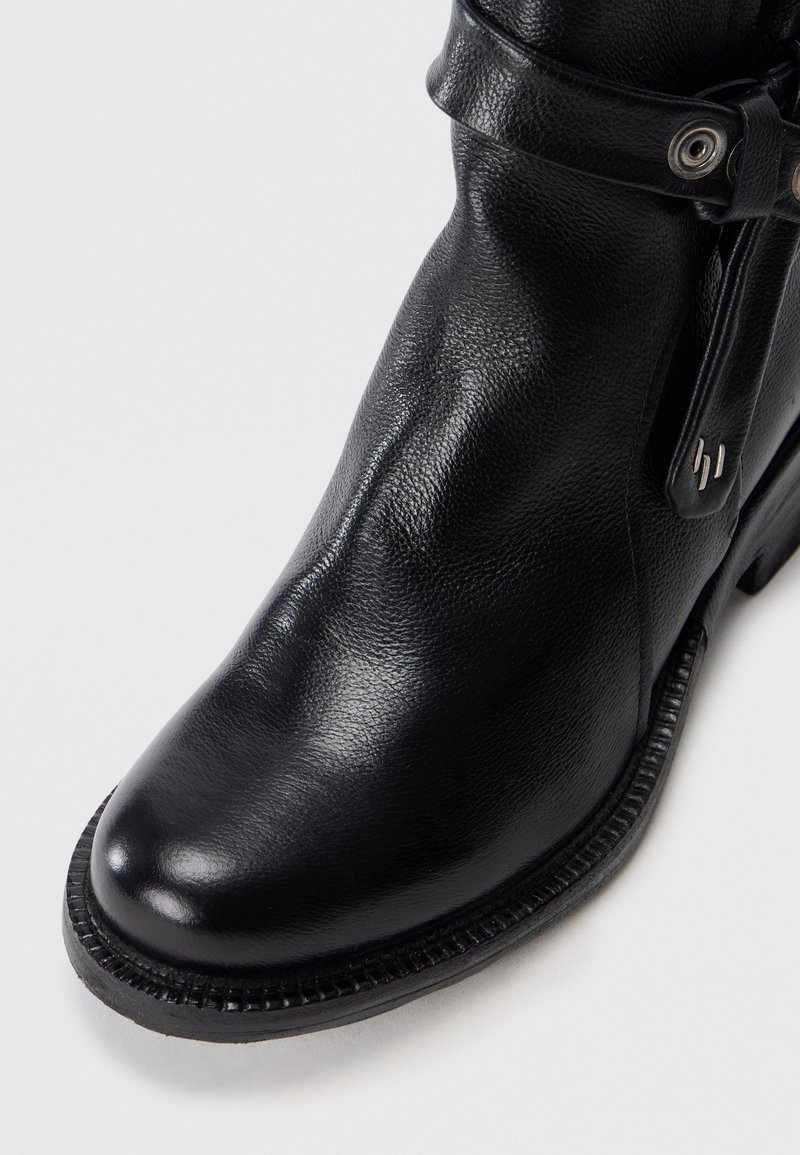 Schwarz Leder Stiefelette mit abgerundeter Zehe, strukturiertem Obermaterial, dekorativem Riemen und detaillierter gestickter Sohle.