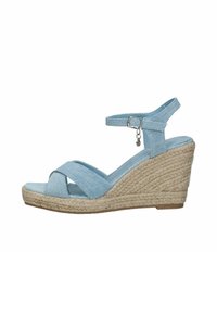 Sandali wedge in tessuto blu con design a fascia incrociata, cinturino alla caviglia con fibbia e dettagli in juta intrecciata sul tacco wedge.