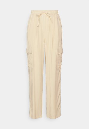 Beige cargo bukser med elastisk talje, snøre, sidelommer og løs pasform, lavet af glat, letvægtsstof.