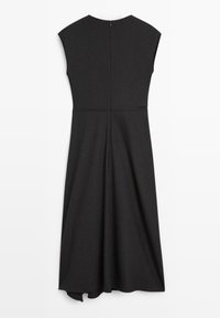 Schwarzes Kleid mit angeschnittenen Ärmeln, taillierter Form und mittellanger Gestaltung. Verfügt über einen Reißverschluss auf der Rückseite und eine glatte Stoffoberfläche.