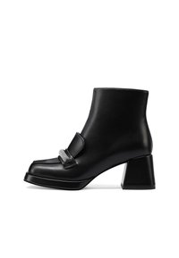Stivaletto in pelle nera con tacco a blocco, caratterizzato da una fascia decorativa e un accento in argento, texture liscia e design della punta arrotondata.