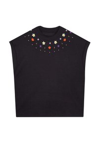 Czarny bawełniany t-shirt o szerokim kroju, zdobiony kolorowym haftem kwiatowym wokół dekoltu, co dodaje szczegółowości i tekstury.