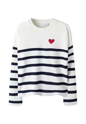 Hvid langærmet sweater med marineblå vandrette striber og et lille rødt hjertebroderi på venstre brystområde. Blødt, struktureret stof.