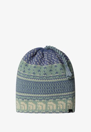 Gorro de punto en tonos azules y verdes, con patrones geométricos, un acabado texturizado y un pompón trenzado en la parte superior. Incluye acento de logo.