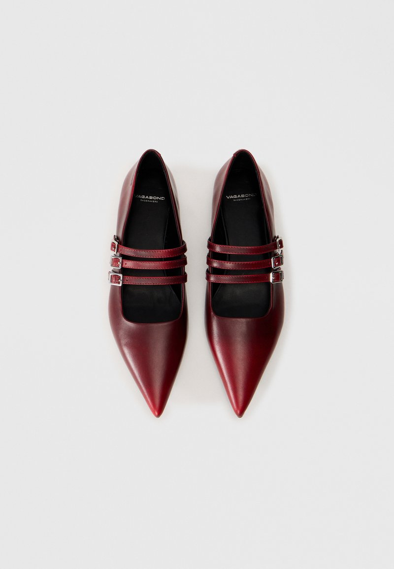 Rote Leder-Ballerinas mit spitzer Zehenform, die drei horizontale Riemen mit Schnallen über dem Spann verfügen. Glatte Oberfläche mit matter Optik.