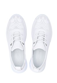 Weiße Sportschuhe mit einem Obermaterial aus Mesh, dekorativem Muster, weißen Schnürsenkeln und elastischen Akzenten. Sie verfügen über eine glatte Sohle.