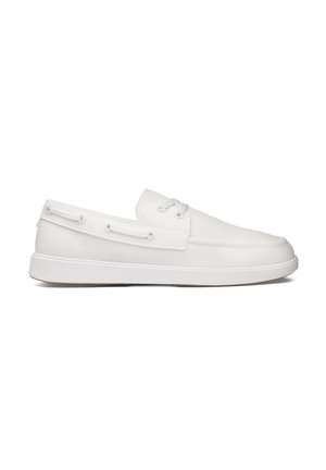 Hvid afslappet slip-on sko med tekstureret overdel, snøredetaljer på siderne og flad gummisål set fra højre side.