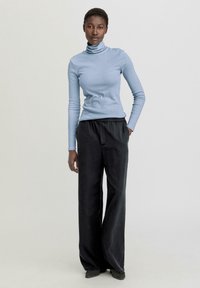 hessnatur Langarmshirt - himmelblau
