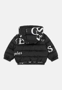Doudoune noire avec capuche, ornée de grandes lettres et logos blancs, avec des poignets élastiques et une coupe courte.