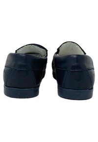 Scarpe in pelle blu navy con una texture liscia, design con retro arrotondato e interno beige a contrasto. Presentano cuciture minime e una suola piatta.