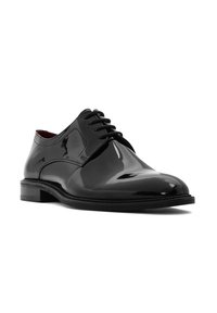 Chaussure de costume en cuir noir avec une finition brillante, bout arrondi, conception à lacets et une semelle noire robuste. Accentuée de détails cousus.