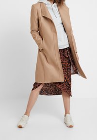 Ted Baker Mantel - camel