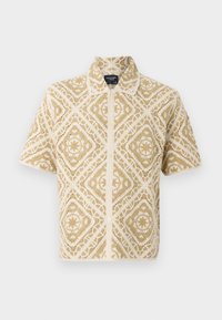 Cămașă butonată cu mânecă scurtă, bej și albă, din croșetă, cu model geometric de diamante și stele, cu guler plat și etichetă Abercrombie & Fitch.