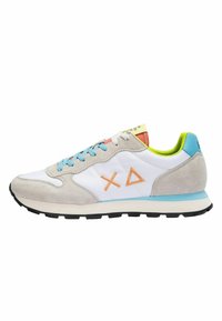 Sneaker in suede grigio chiaro e mesh bianco con lacci blu, logo geometrico arancione e rivestimento verde. Suola in gomma nera con accenti blu.