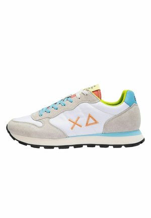 Sneaker in suede grigio chiaro e mesh bianco con lacci blu, logo geometrico arancione e rivestimento verde. Suola in gomma nera con accenti blu.