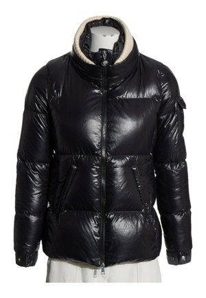 Chaqueta acolchada negra brillante con cuello alto y cremallera frontal, con bolsillos laterales y bolsillo en la manga con solapa.