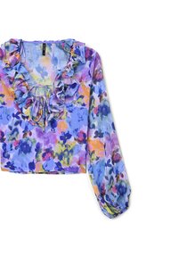 Blusa floreale a maniche lunghe in tessuto trasparente; presenta un collo e polsini arricciati, con una palette di colori che include viola, blu, giallo e rosa.