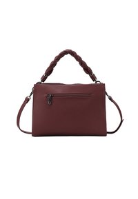 Borsa a mano in pelle bordeaux con manico intrecciato, tracolla regolabile e tasca frontale con zip. Texture liscia e forma strutturata.