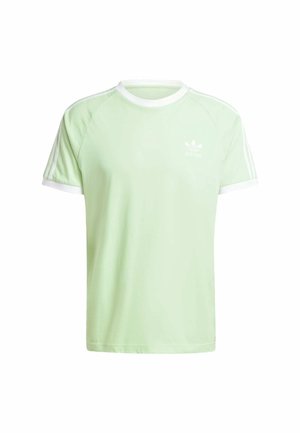 Lichtgroen Adidas T-shirt met witte kraag en mouwboorden, met drie witte strepen op de schouders en het Adidas-logo op de borst.