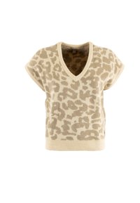 Top corto a maniche corte color beige in maglia con scollatura a V, caratterizzato da un motivo leopardato in toni di beige più scuri e un orlo a coste.