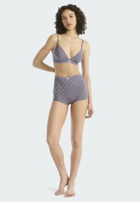 Fialová souprava podprsenky a vysokých šortek s květinovým vzorem a jemným logem značky. Měkká, texturovaná látka s tenkými ramínky.