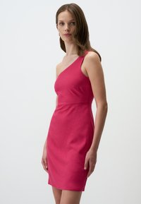 Robe rose à une épaule avec un design ajusté, fabriquée à partir d'un tissu doux. Comprend une poche latérale discrète et un ourlet au genou.