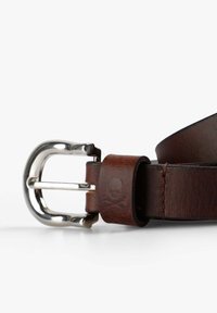 Cinturón de cuero marrón con hebilla de metal plateado y un discreto detalle de calavera y tibias grabado en la correa.