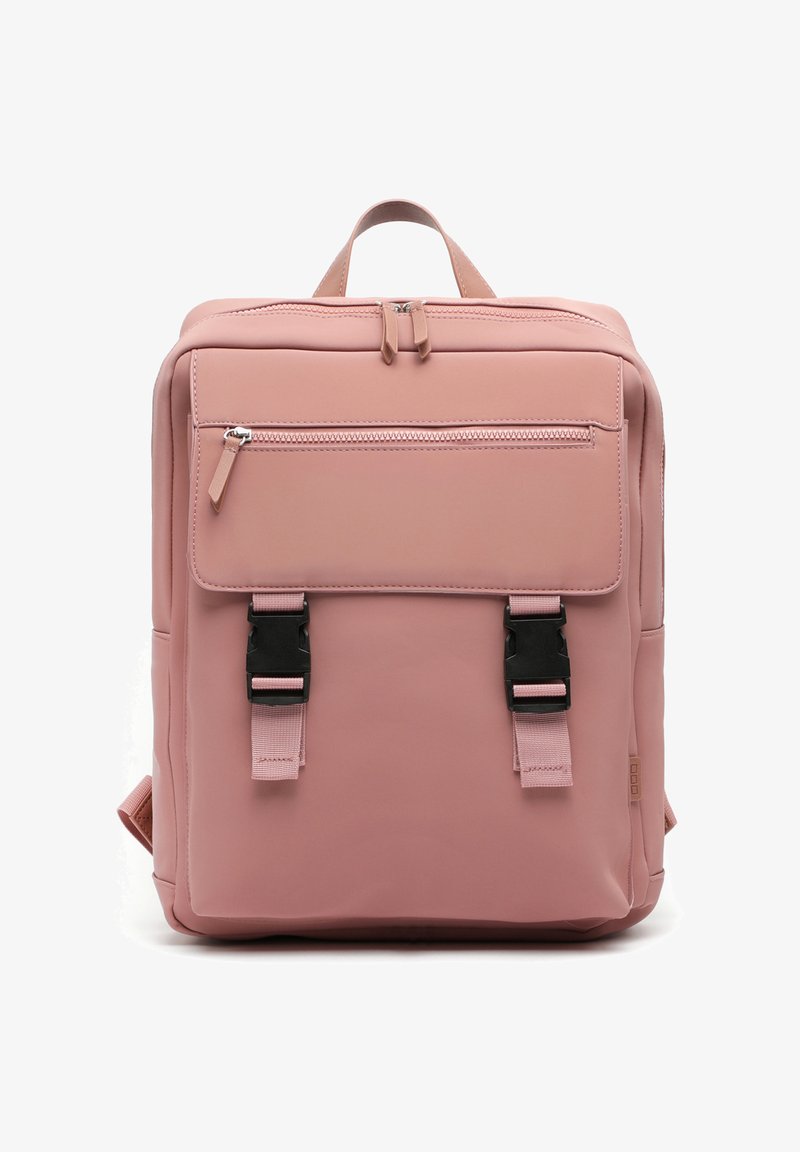 Różowy plecak o prostokątnym kształcie, wykonany z gładkiego materiału. Posiada przednią kieszeń na zamek, podwójne zapięcia na klamry oraz uchwyt na górze.