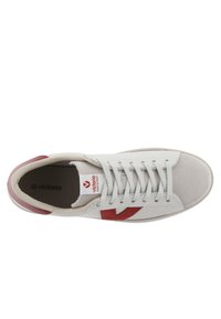 Sneaker bianca con accenti in suede grigio. Logo rosso e dettagli a striscia. Design con allacciatura e lacci grigio chiaro, con soletta imbottita.