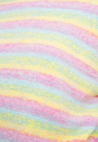 Απαλό πολύχρωμο μαξιλάρι με μαλακό, υφασμάτινο ύφασμα με υφή. Διακοσμημένο με οριζόντιες ρίγες σε απαλό ροζ, μπλε, κίτρινο και πράσινο.