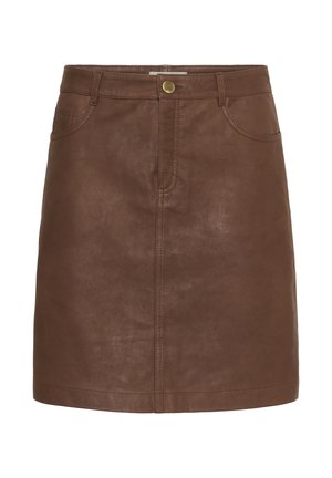 Hnědá kožená sukně s hladkou texturou, s předním zapínáním na knoflík, dvěma bočními kapsami a prošívanými detaily podél švů.