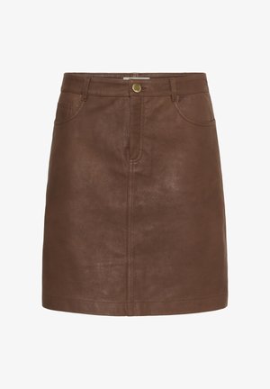 Brūna ādas svārku ar gludu faktūru, kas aprīkota ar priekšējo pogu aizdari, divām sānu kabatām un nošūtām detaļām gar šuvēm.