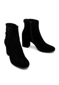 Czarne zamszowe botki za kostkę z kwadratowym obcasem, zamkiem błyskawicznym z boku oraz gładką teksturą, zaprojektowane dla dopasowanego sylwetki.