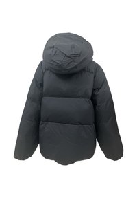 Giacca a vento nera con cappuccio, caratterizzata da un design trapuntato, vestibilità ampia e texture morbida e liscia. Priva di hardware o accenti visibili.