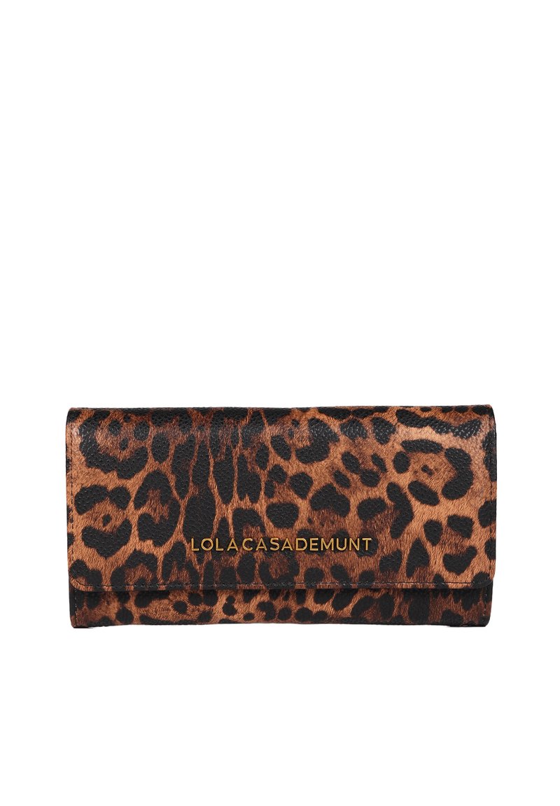 Portafoglio con stampa leopardata realizzato in pelle sintetica testurizzata, con bordo nero e logo dorato in rilievo sulla parte anteriore. Forma rettangolare.