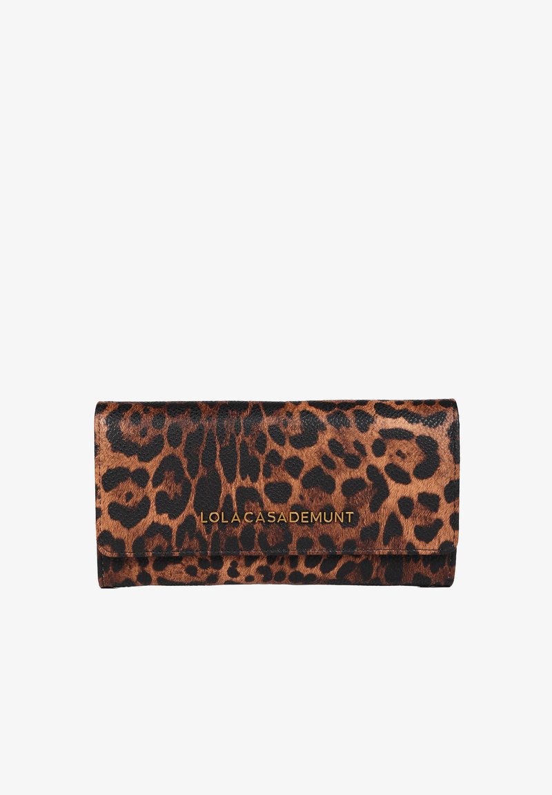 Cartera de piel sintética texturizada con estampado de leopardo, con un borde negro y un logo dorado en relieve en la parte frontal. Forma rectangular.