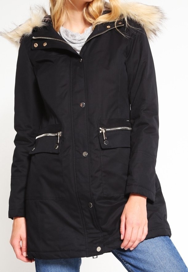 Svart parka-jacka med krage av konstpäls, framdragkedja och tryckknappar, två sidofickor med dragkedja och design i medellängd.
